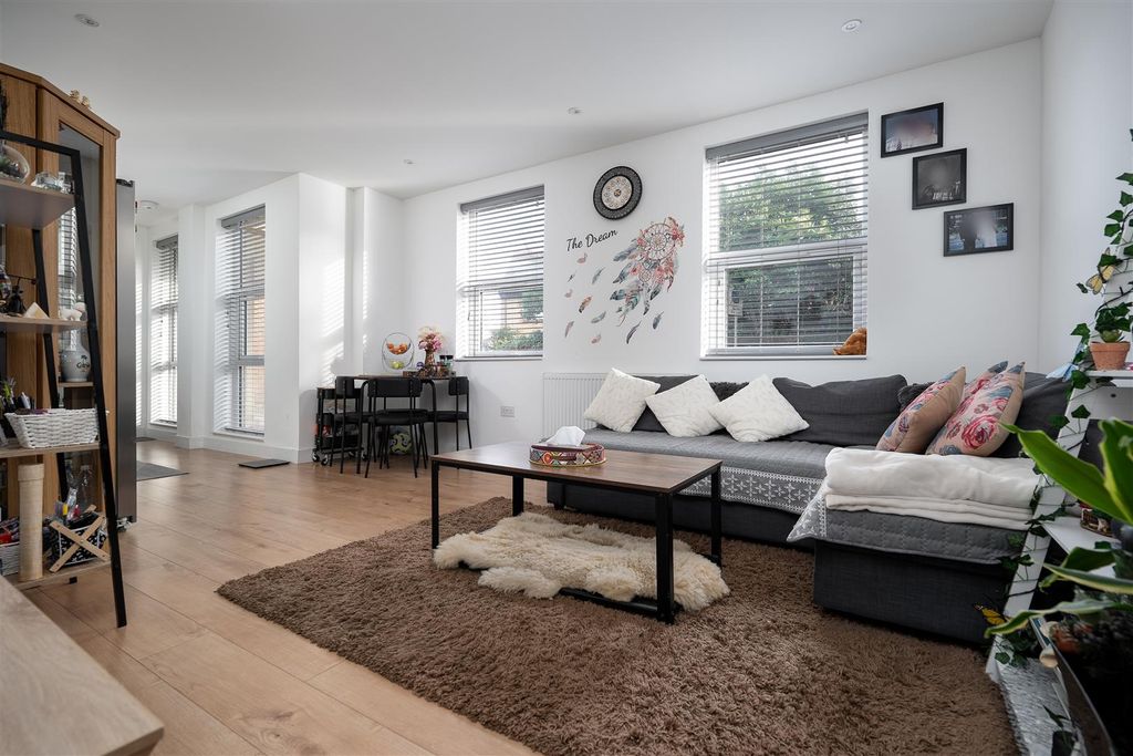 Property photo 1 of 11 Living Room/Dining Room
