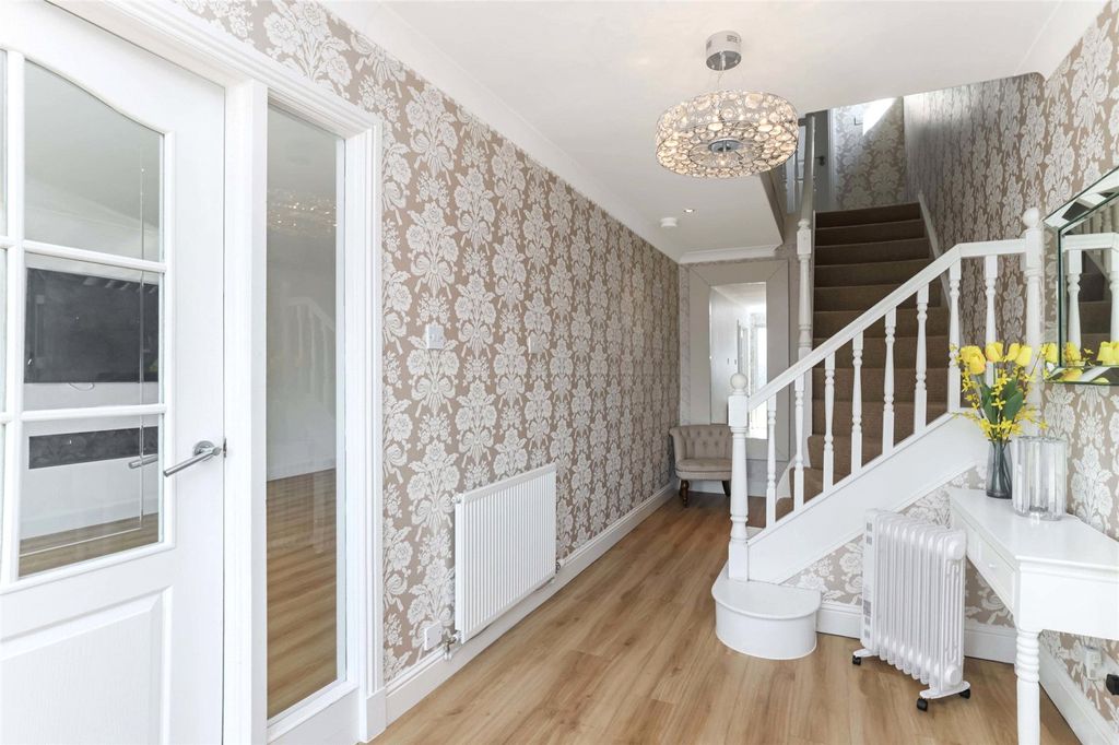 Property photo 2 of 22 Entrance Hall