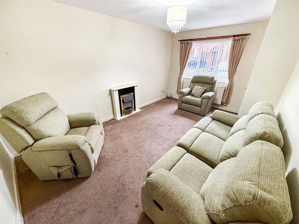 Property photo 2 of 8 Lounge