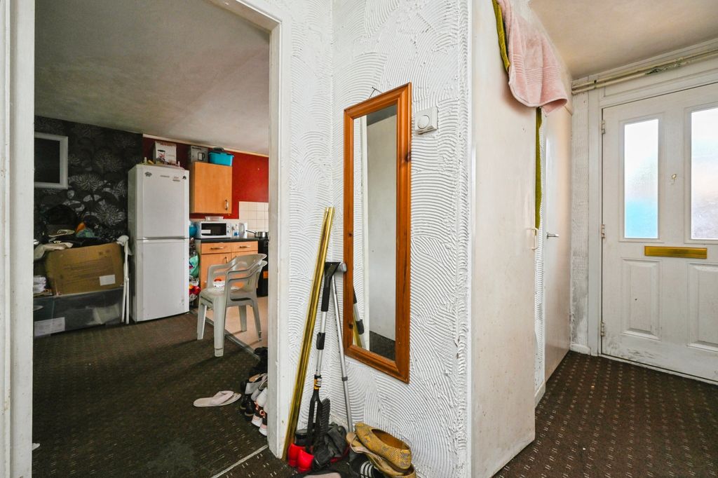 Property photo 3 of 14 Hallway