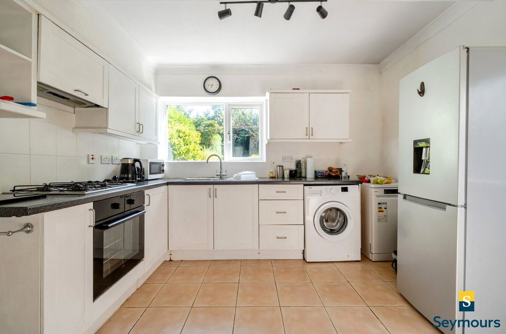 Property photo 3 of 17 Kitchen