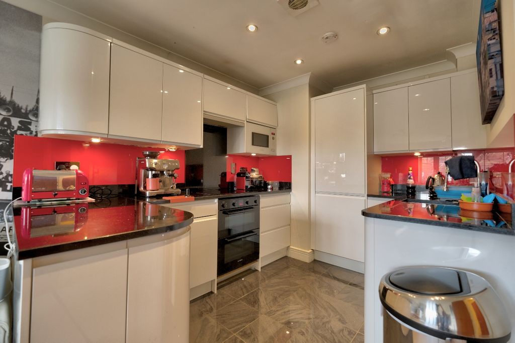 Property photo 3 of 16 Kitchen