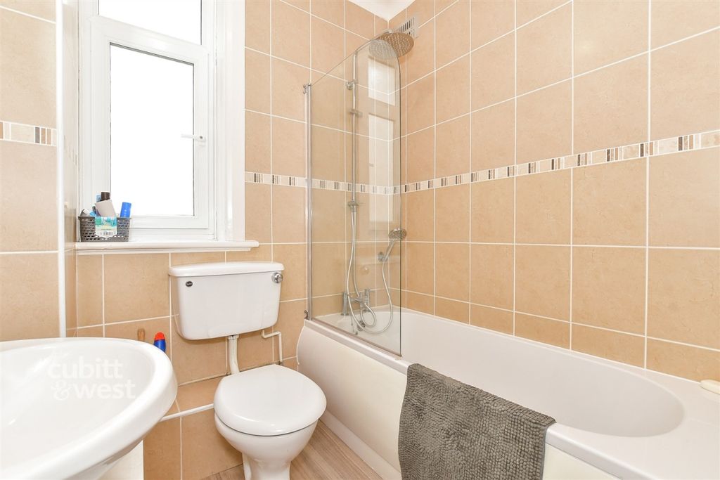 Property photo 3 of 14 14 Clarehaven Cou...