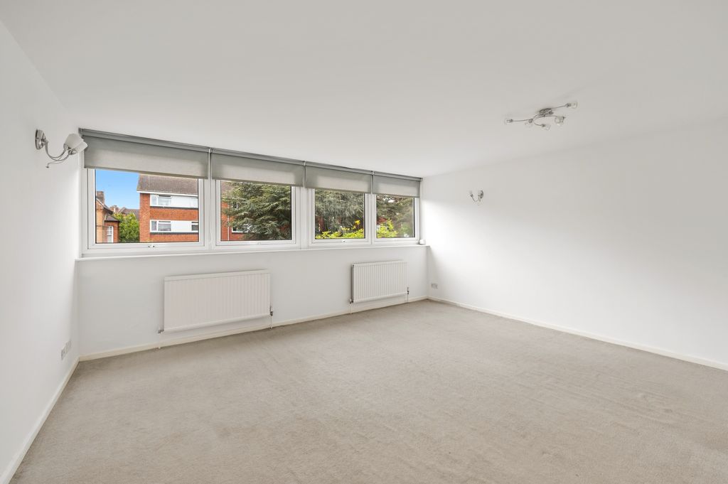 Property photo 3 of 19 Reception Empty