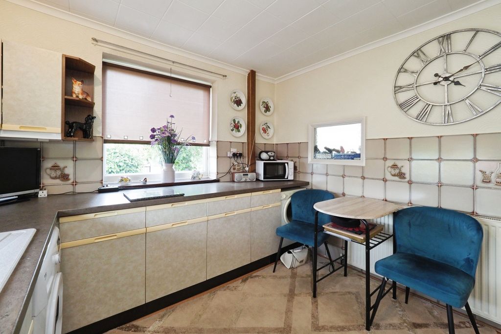 Property photo 3 of 18 Breakfast Kitchen
