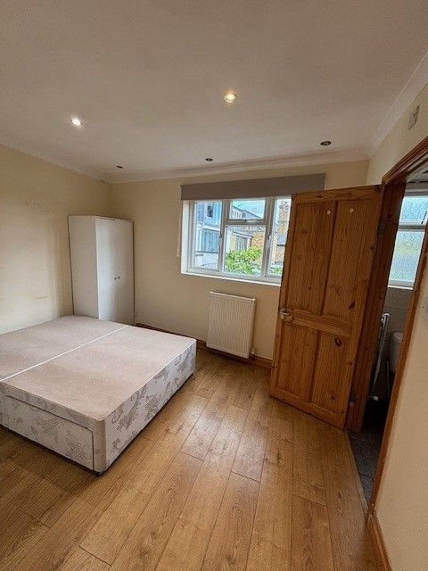 Property photo 2 of 10 Bedroom