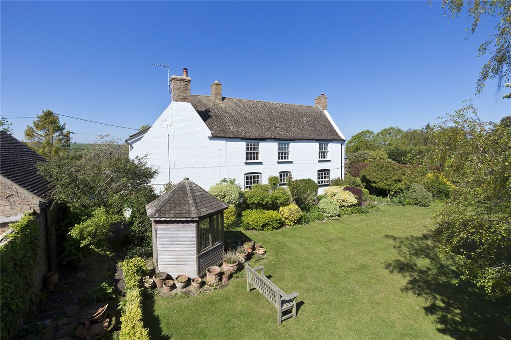 Property photo 1 of 8 Lodge Farmhouse