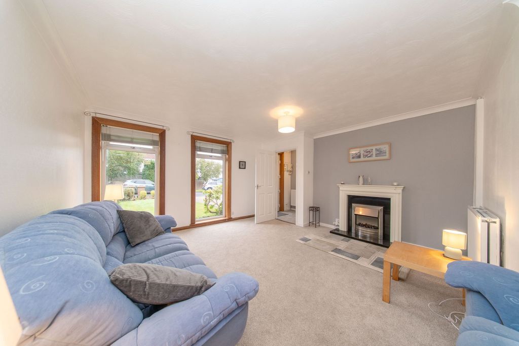 Property photo 2 of 33 Lounge