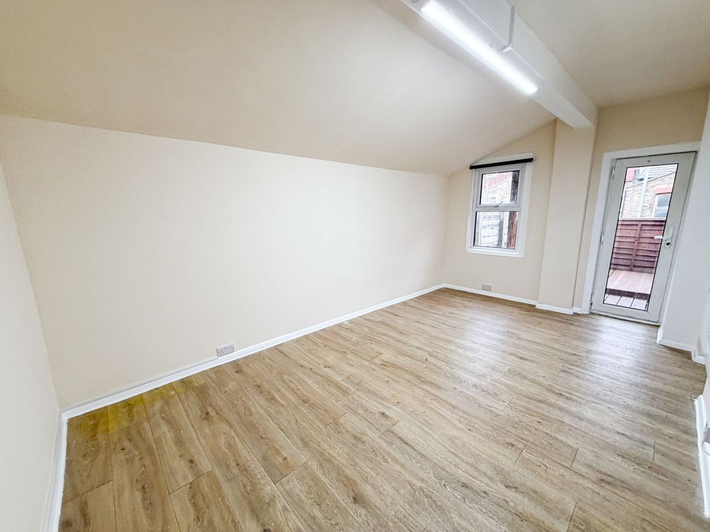 Property photo 2 of 8 Lea Bridge Rd E10