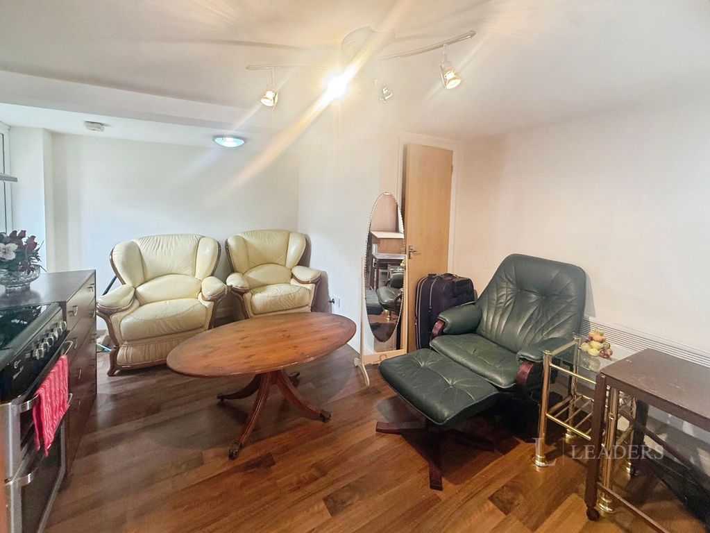 Property photo 3 of 9 Pbox-Img.Jpg