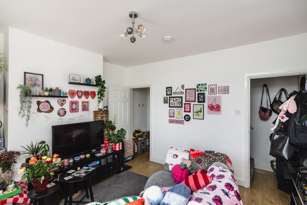 Property photo 2 of 17