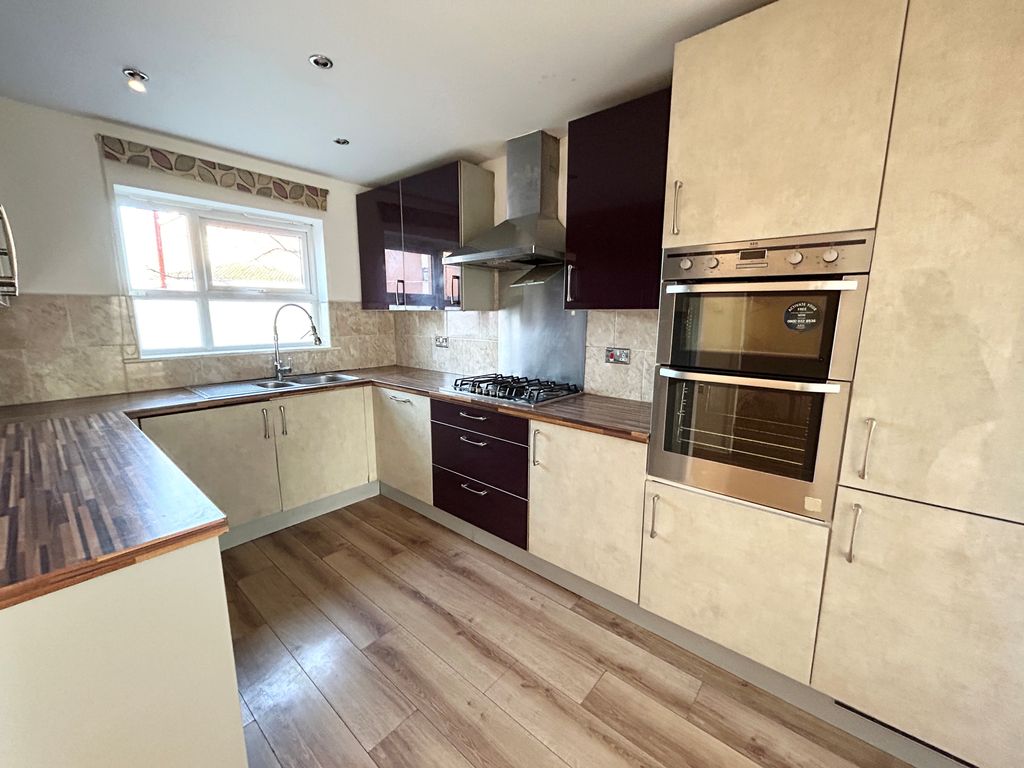 Property photo 3 of 11 Kitchen