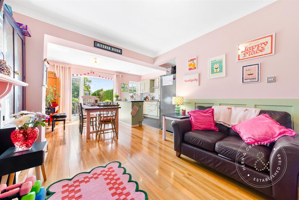 Property photo 3 of 31 Fairwater-Grove-West-16.Jpg