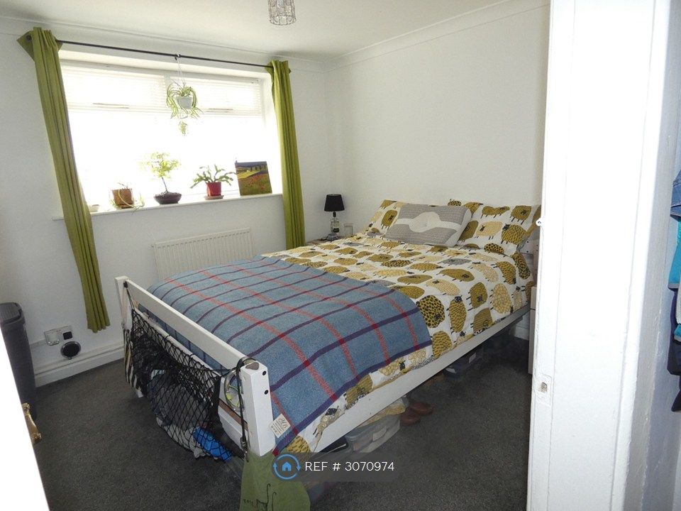 Property photo 2 of 6 Bedroom