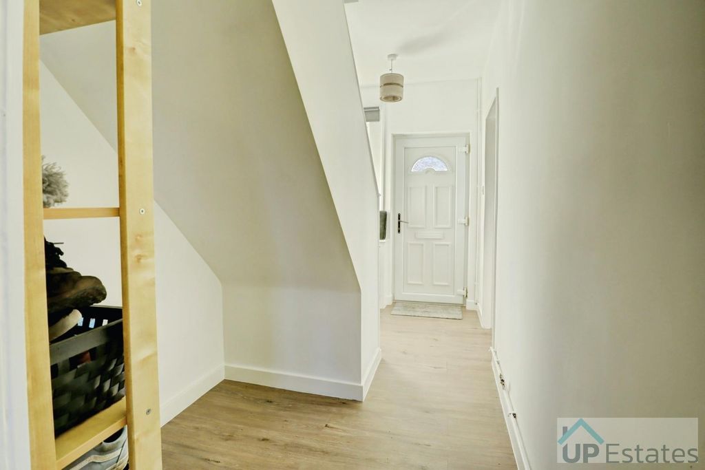 Property photo 3 of 20 Hall