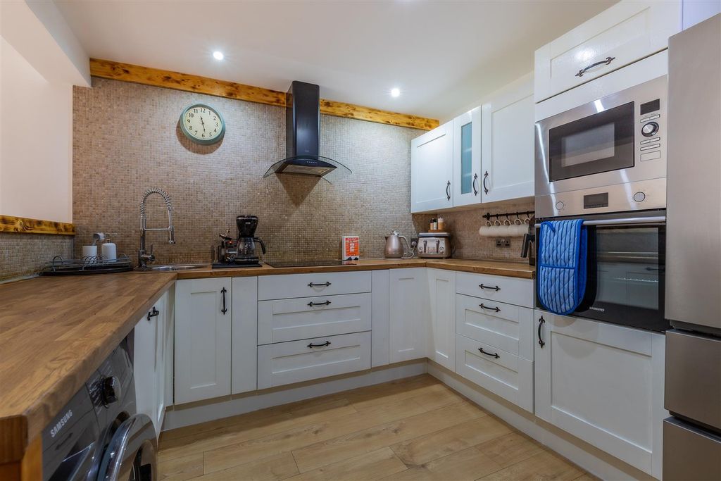 Property photo 3 of 26 25 Garden Flat-16.Jpg