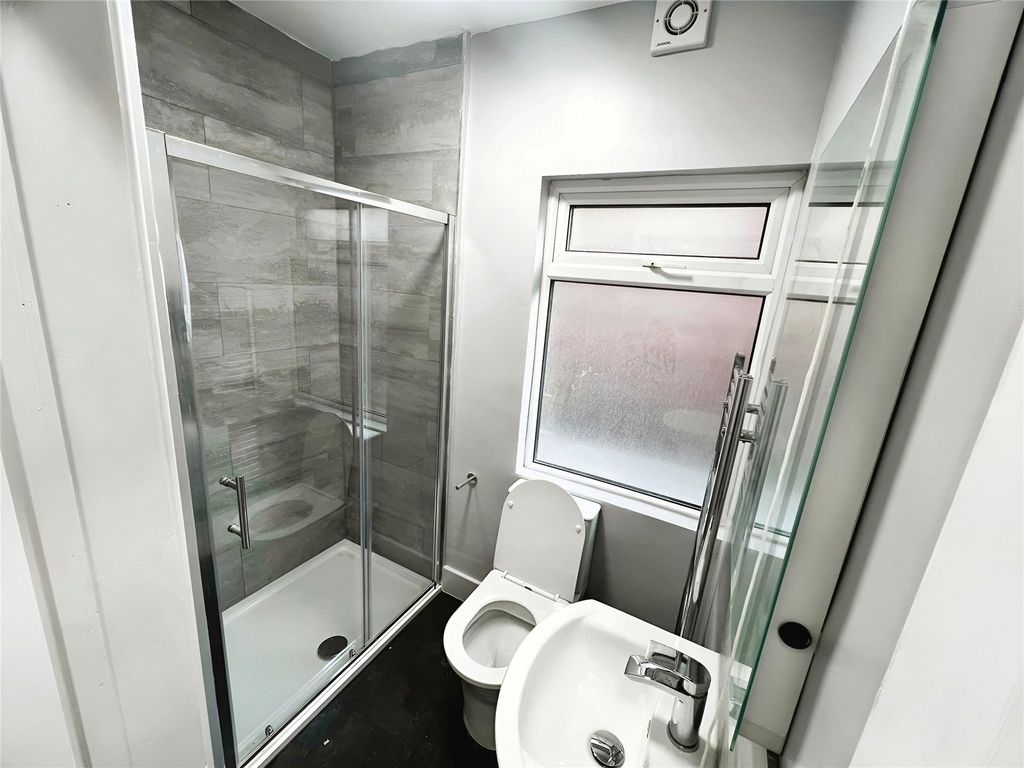 Property photo 3 of 7 Shared Bathroom