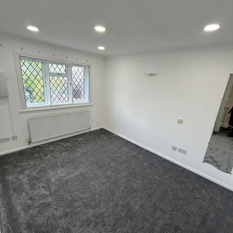 Property photo 2 of 17 Living Room