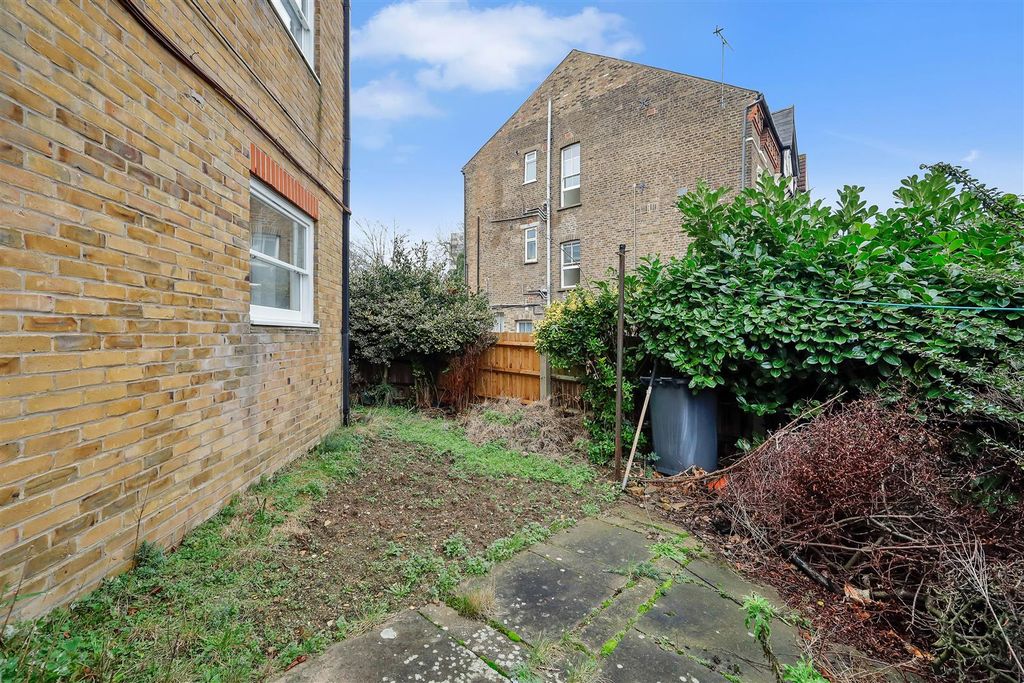 Property photo 2 of 9 Private Garden