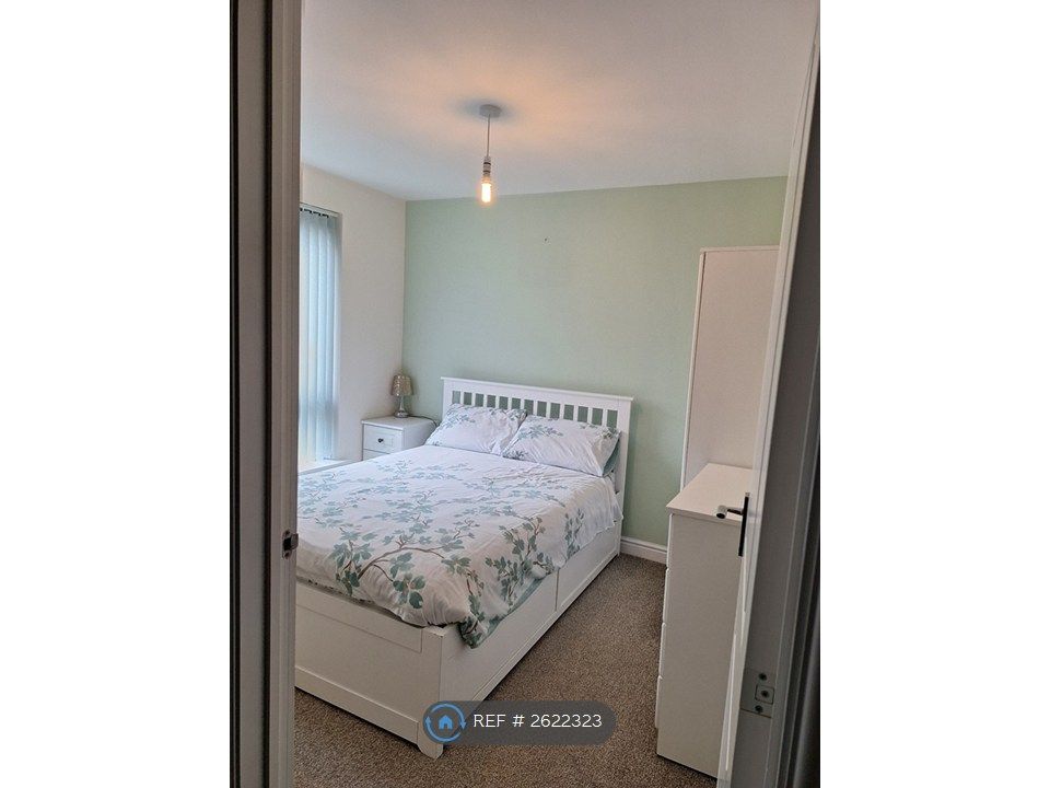 Property photo 1 of 12 Bedside Table Unit With A Lamp