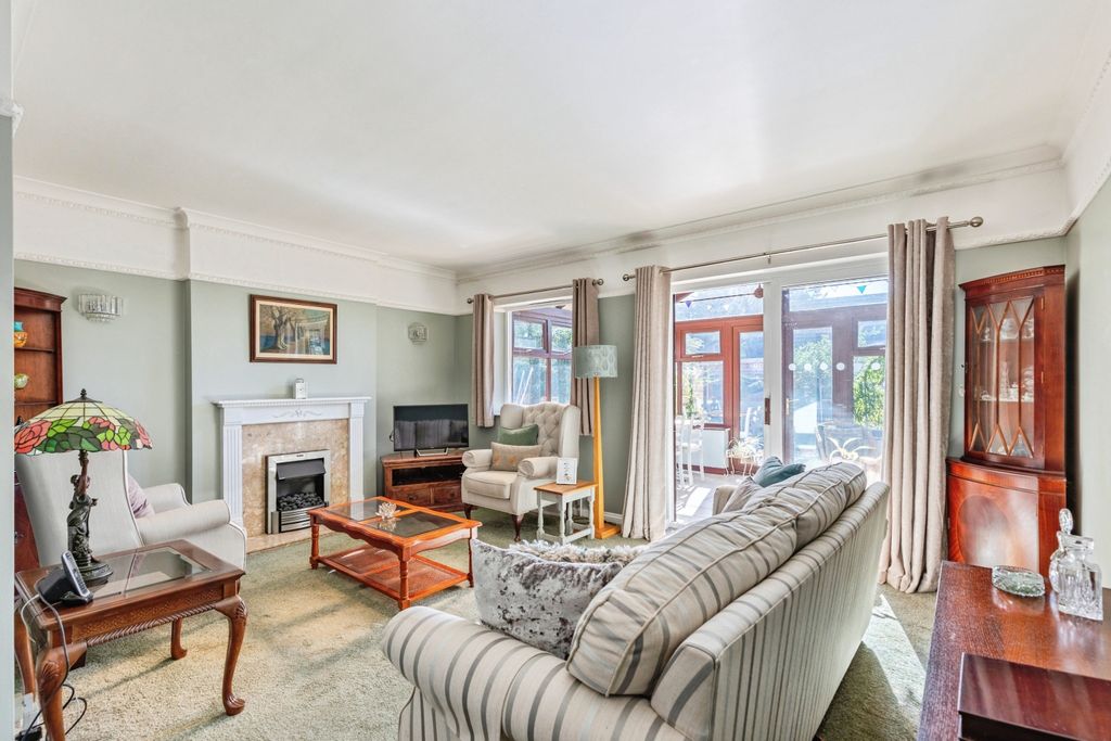 Property photo 3 of 19 Lounge