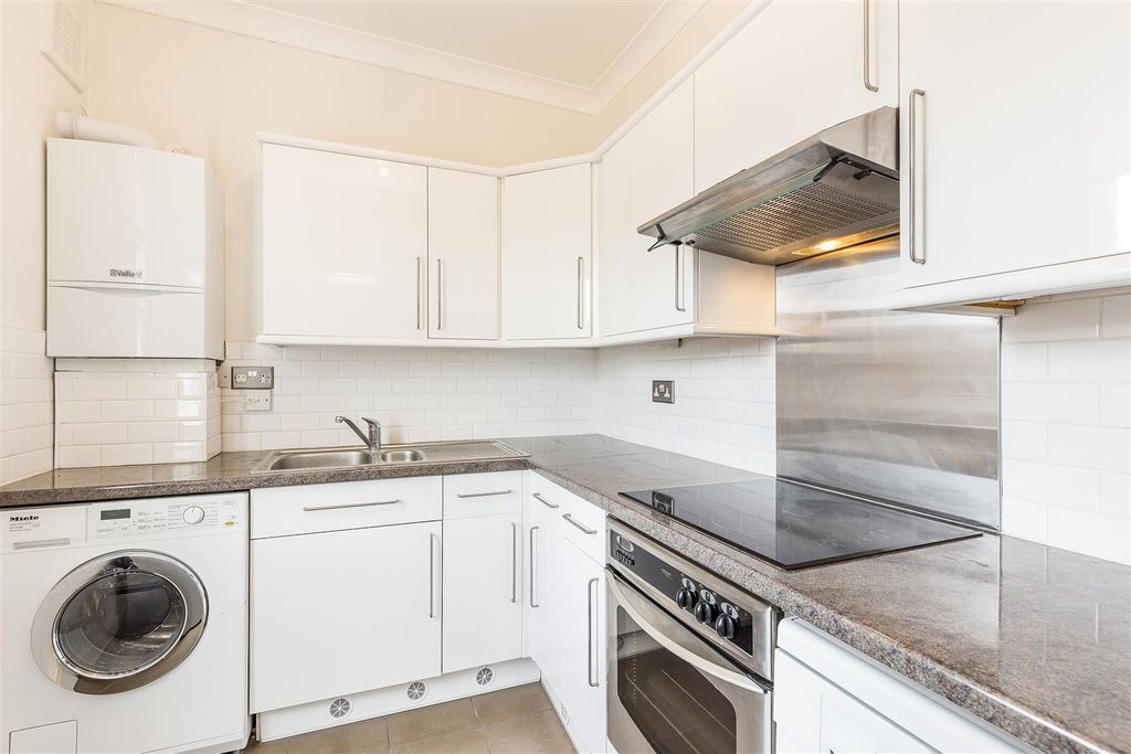 Property photo 2 of 10 Addison Gardens