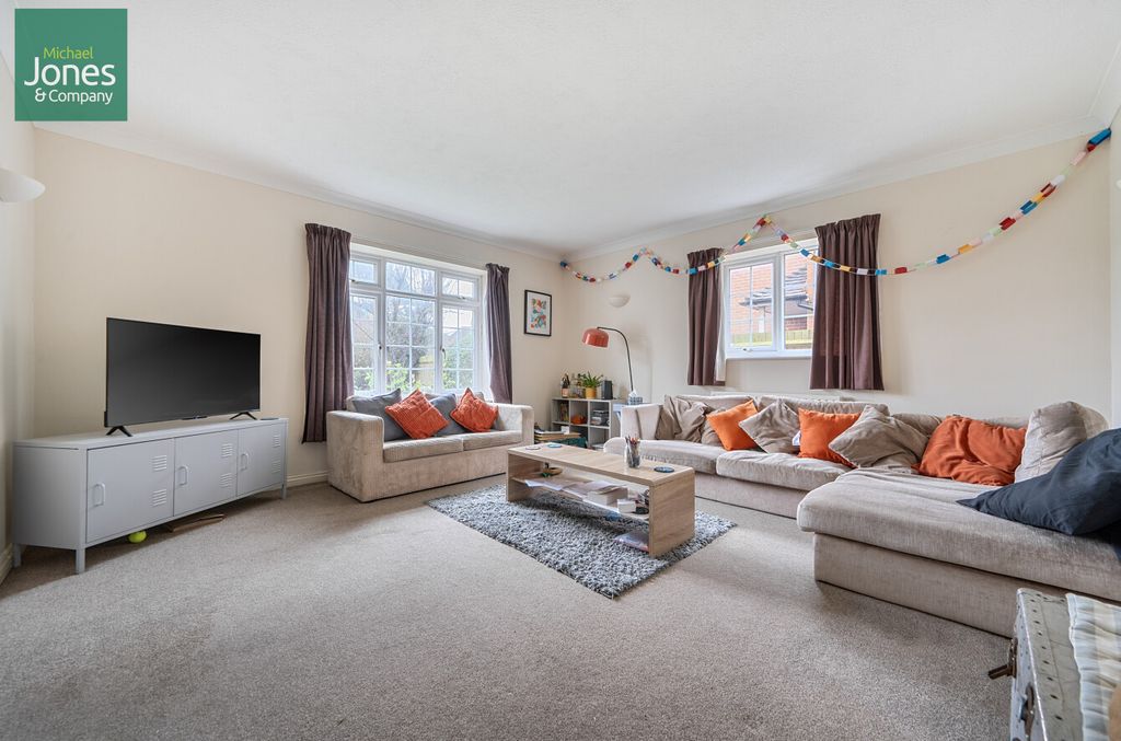 Property photo 2 of 11 Lounge