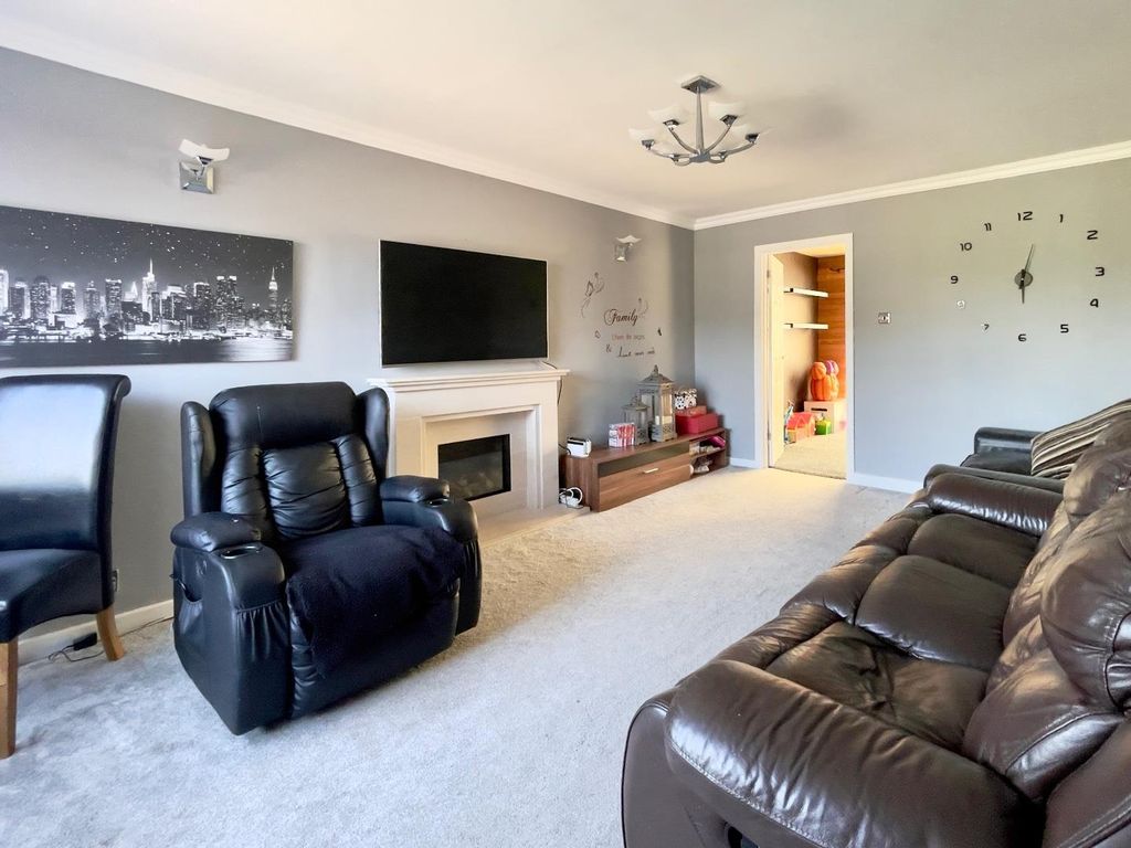 Property photo 2 of 32 Living Room