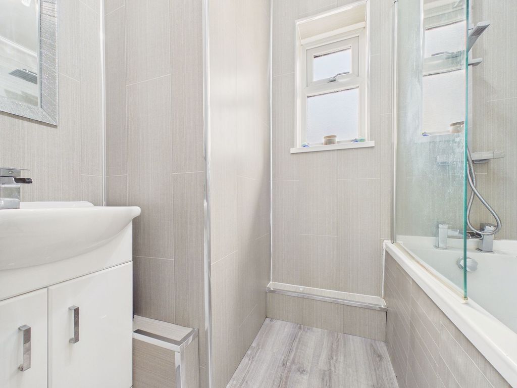 Property photo 3 of 13 Bathroom