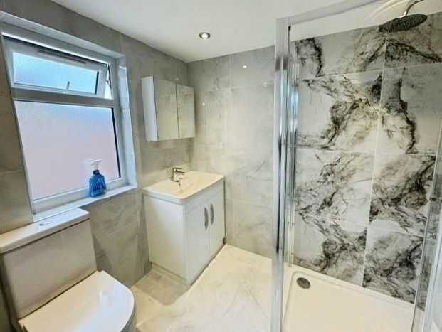 Property photo 2 of 17 Pbox-Bathroom-343457.Jpg