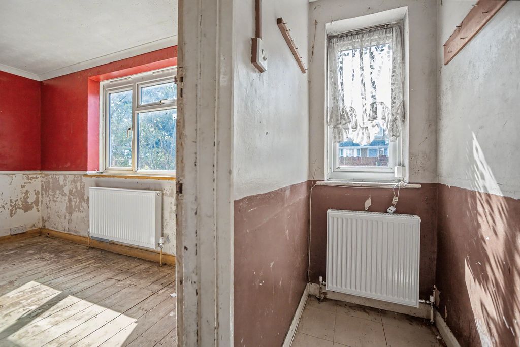 Property photo 2 of 17 3 Jubilee Crescent, Queenborough, Kent, Me11 5Er