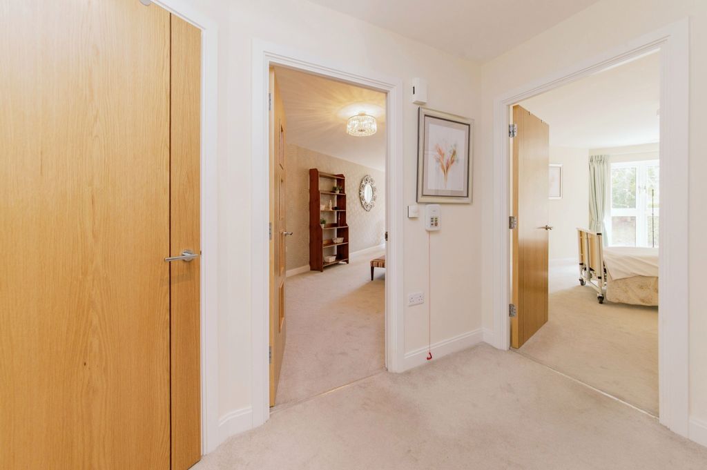 Property photo 2 of 9 Hallway