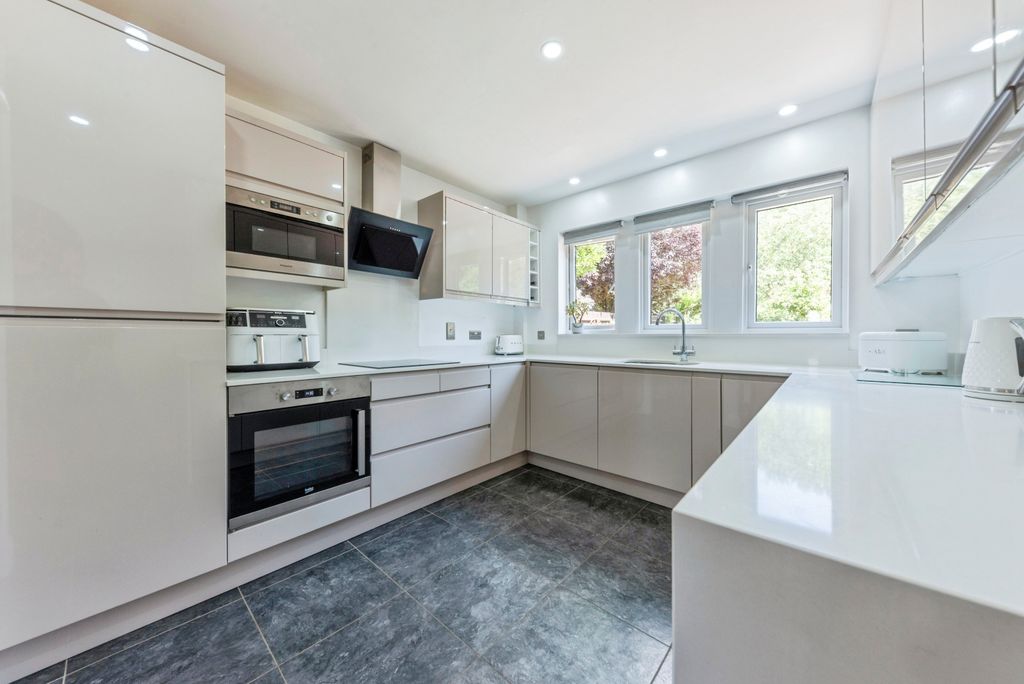 Property photo 3 of 27 3_St_Martins_Close-24