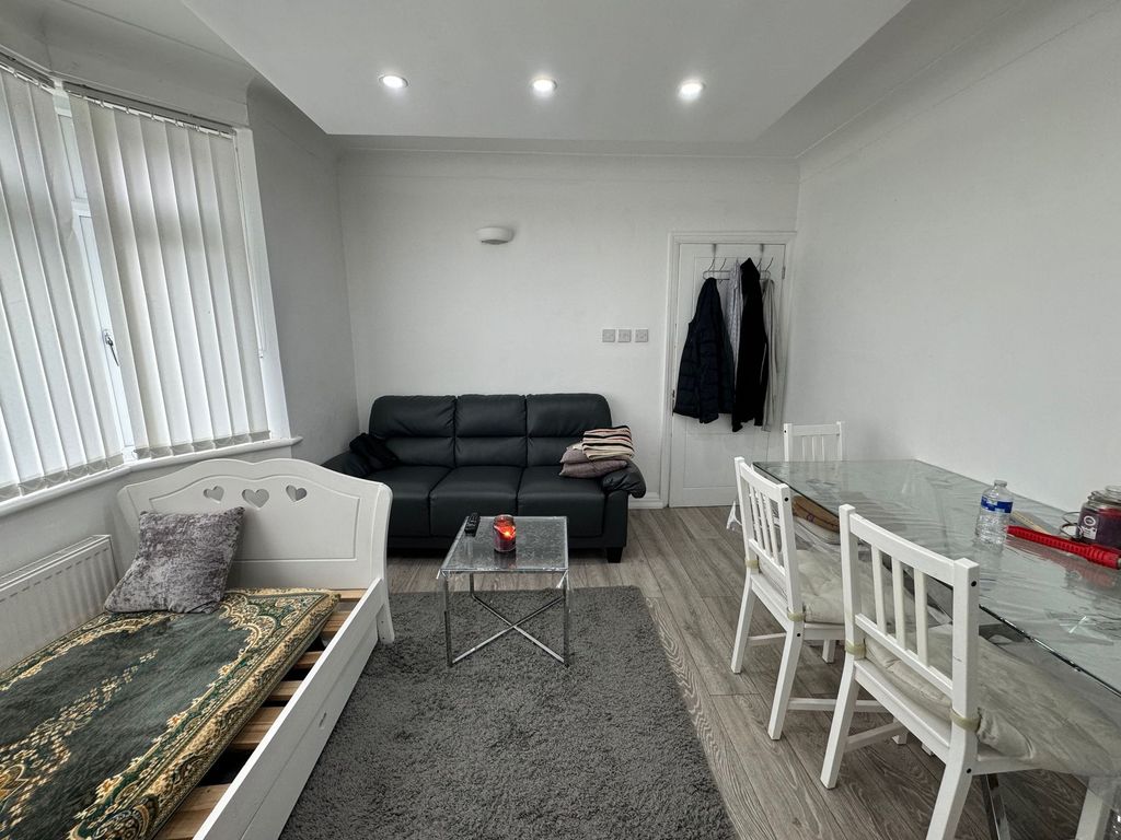 Property photo 3 of 7 Lounge