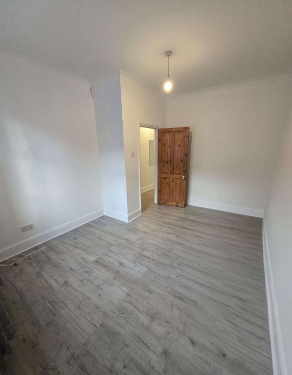 Property photo 1 of 5 2 Bed Flat To Rent High Road, Leyton E15