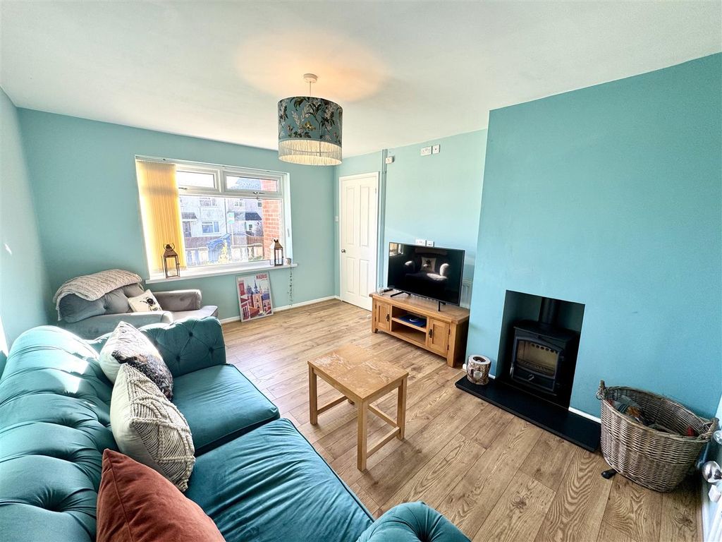 Property photo 2 of 17 Lounge