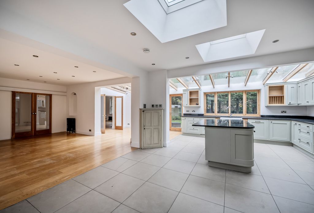 Property photo 3 of 18 1384337-13-692477...