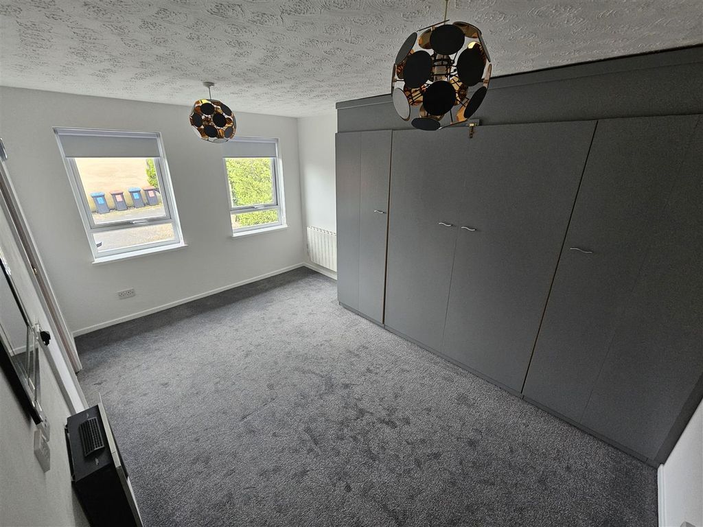 Property photo 2 of 9 Lounge/Bedroom