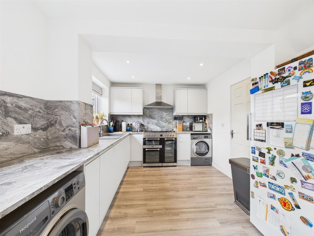 Property photo 3 of 15 Kitchen