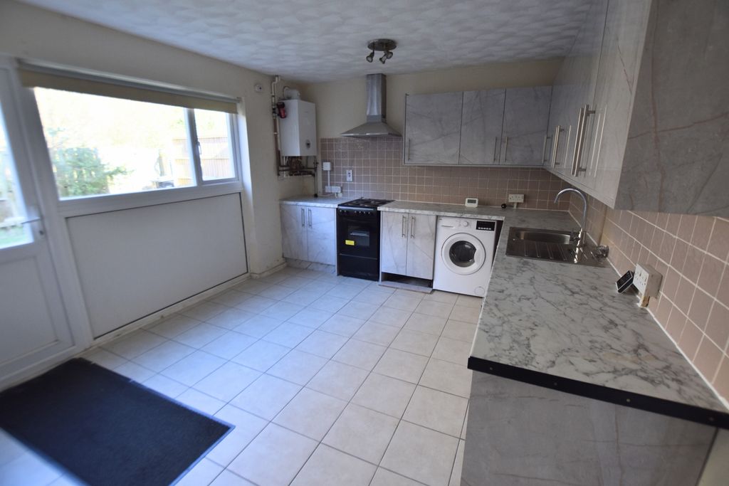 Property photo 2 of 18 19 Buckman Close Kitchen