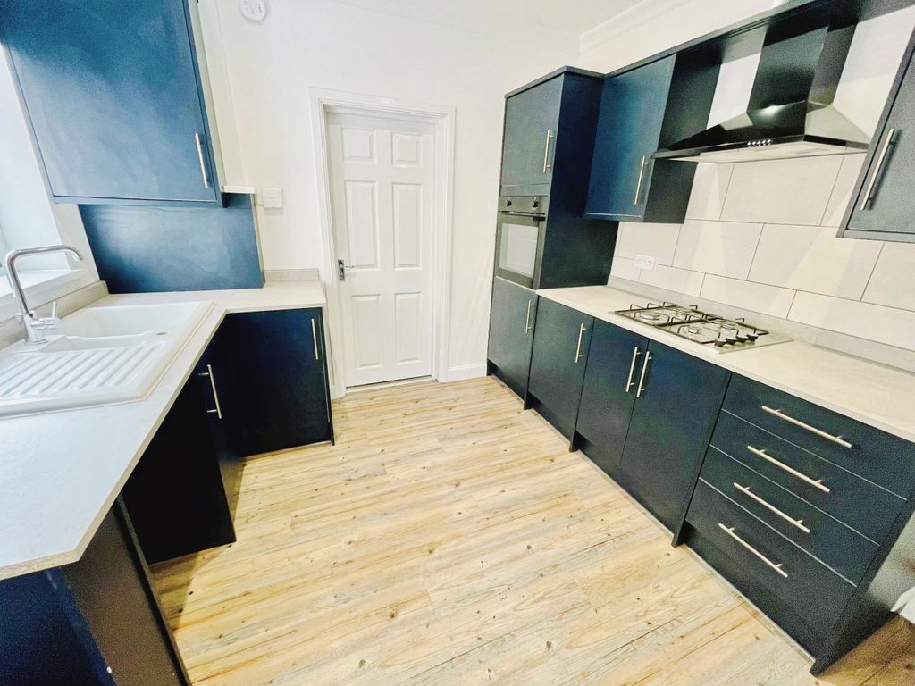 Property photo 3 of 10 Kitchen