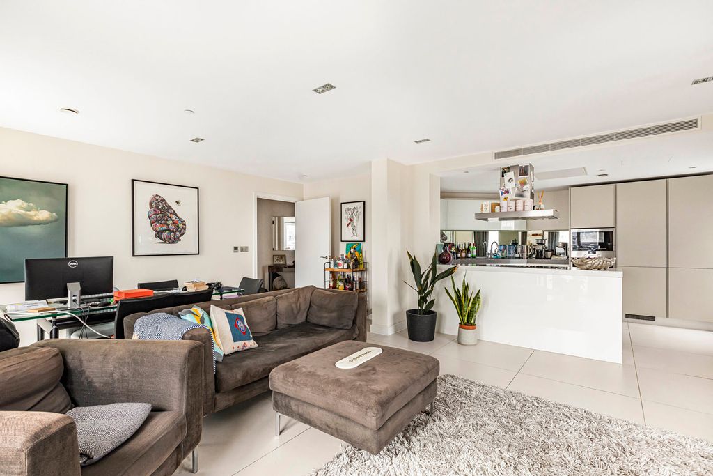 Property photo 2 of 18 Reception/Kitchen