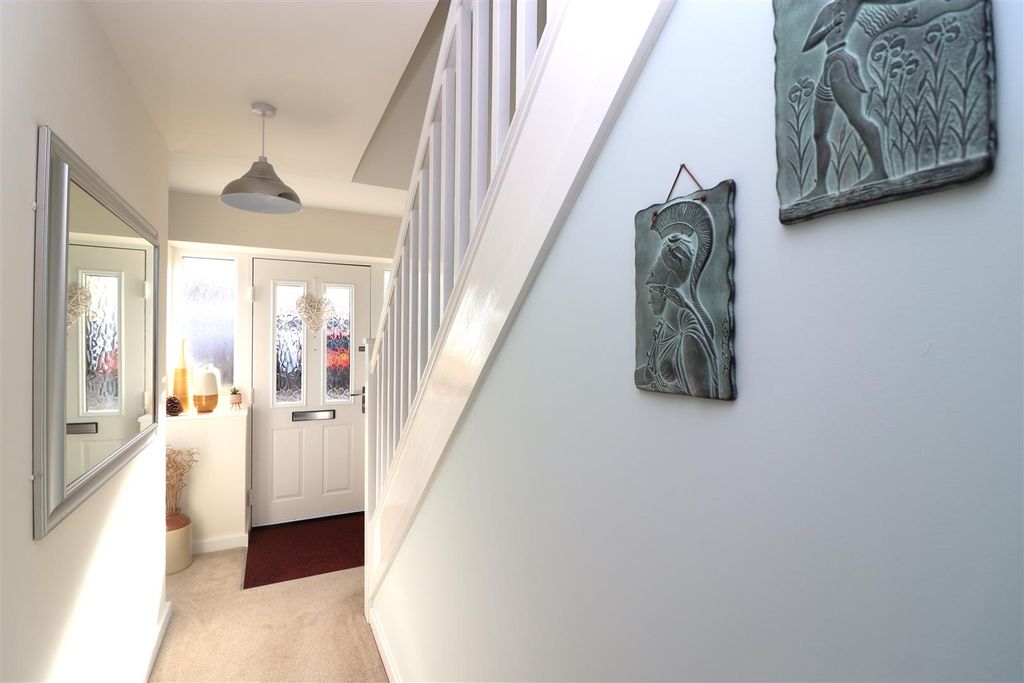 Property photo 2 of 27 Entrance Hallway