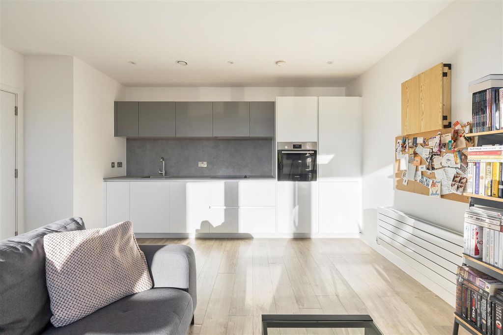 Property photo 2 of 16 South Grove, E17