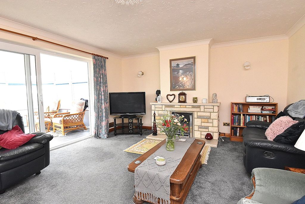 Property photo 3 of 16 Sitting Room