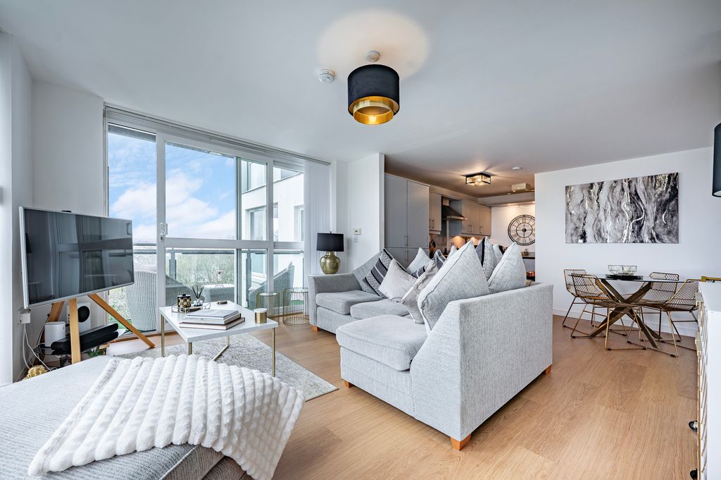 Property photo 2 of 40