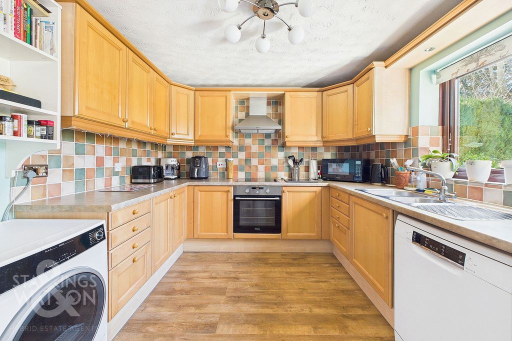 Property photo 2 of 26