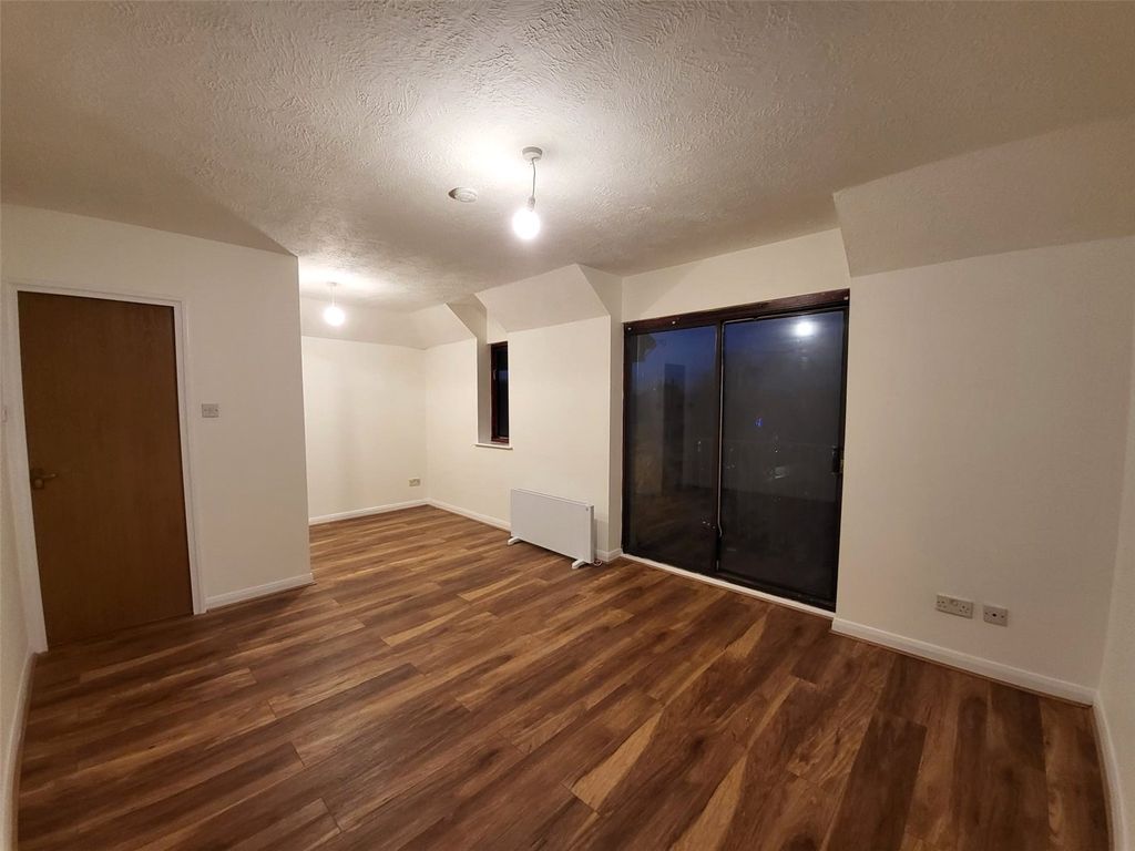 Property photo 3 of 5 Lounge/Bedroom