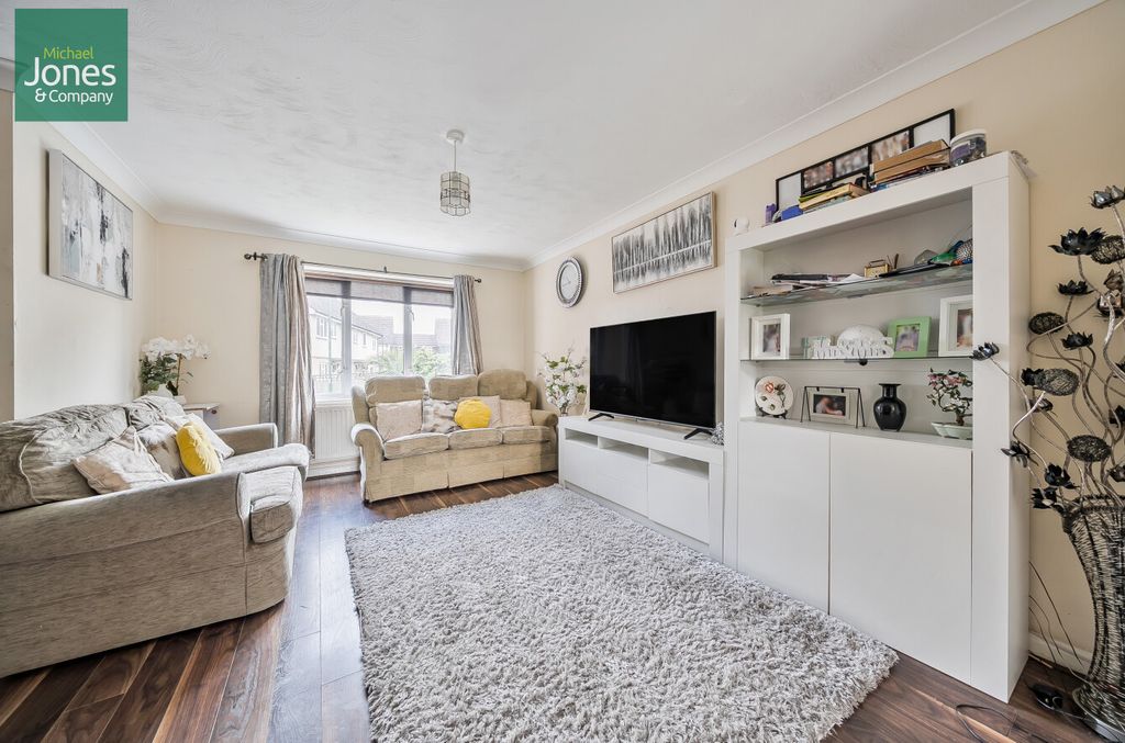 Property photo 3 of 11 Lounge