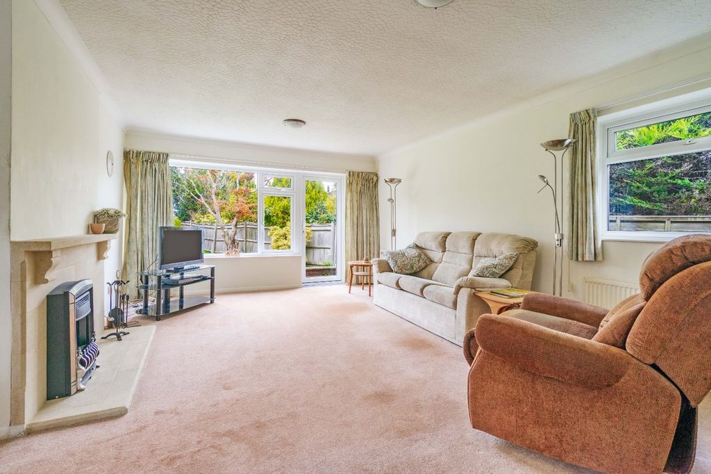 Property photo 3 of 13 Lounge